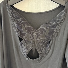 胸元セクシーレディーストップスの画像