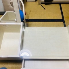 鏡付きの小さなテーブルの画像