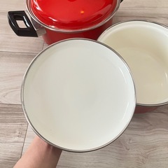 ホーロー鍋のセット・両手鍋・片手鍋・昭和レトロ・赤色の画像