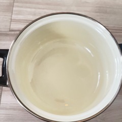 ホーロー鍋のセット・両手鍋・片手鍋・昭和レトロ・赤色の画像