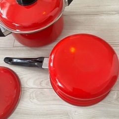 ホーロー鍋のセット・両手鍋・片手鍋・昭和レトロ・赤色の画像