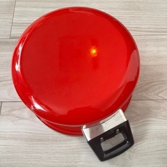 ホーロー鍋のセット・両手鍋・片手鍋・昭和レトロ・赤色の画像