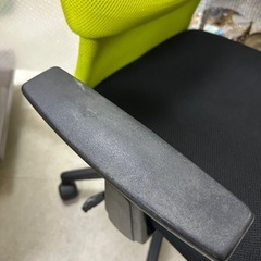 パソコンデスク用の肘つきチェアーの画像