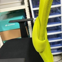 パソコンデスク用の肘つきチェアーの画像