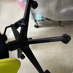 パソコンデスク用の肘つきチェアーの画像