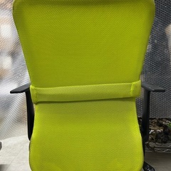 パソコンデスク用の肘つきチェアーの画像