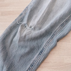  GU スリムテーパードアンクルジーンズ　の画像