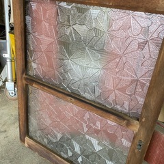 レトロなガラスの建具の画像