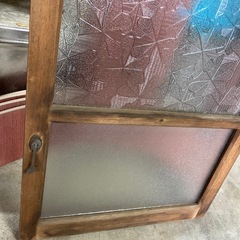 レトロなガラスの建具の画像