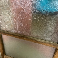 レトロなガラスの建具の画像