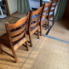 木製椅子の画像