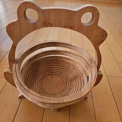 カエルさんの木製カゴの画像