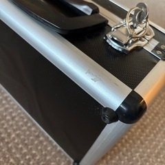 鍵付きアルミケース の画像