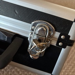 鍵付きアルミケース の画像