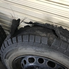 訳ありDJ型デミオ用ホイールキャップとスタッドレスタイヤの画像