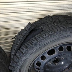 訳ありDJ型デミオ用ホイールキャップとスタッドレスタイヤの画像