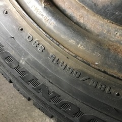 訳ありDJ型デミオ用ホイールキャップとスタッドレスタイヤの画像