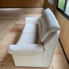 【1/31まで特別価格‼️】2人がけソファ　ホワイト　レザー調の画像