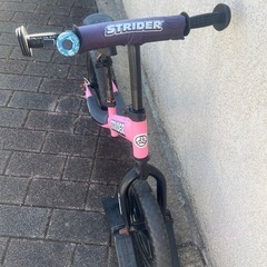 【取引中】ピンクのストライダー　スタンド付きの画像