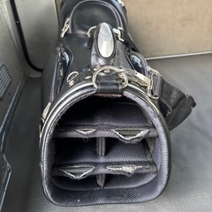 adidasゴルフバッグとボールの画像