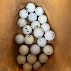 adidasゴルフバッグとボールの画像