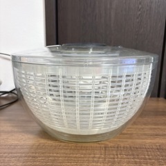 未使用【OXO】クリアサラダスピナー 片手で簡単！プッシュ式 野菜水切り器の画像