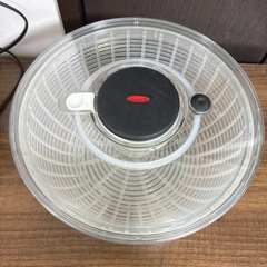 未使用【OXO】クリアサラダスピナー 片手で簡単！プッシュ式 野菜水切り器の画像
