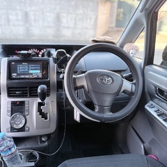 70系ヴォクシー　後席モニター付きの画像