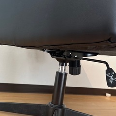 SKYE デスクチェア アームレス オフィスチェア ホイールなし パソコンチェア クロスレッグ 椅子 ワイド ホーム オフィス デスクチェア 高さ調節可能 回転 PUレザー (Black)の画像