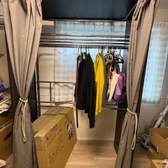 差し上げます　カーテン付きハンガーラック グレーの画像