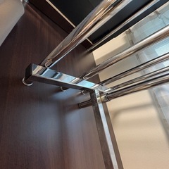 差し上げます　カーテン付きハンガーラック グレーの画像