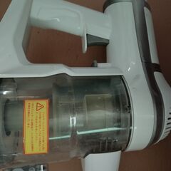 掃除機　ごみ溜め紙パック不要のもの　フル充電可　充電器あります　説明読んでくださいの画像