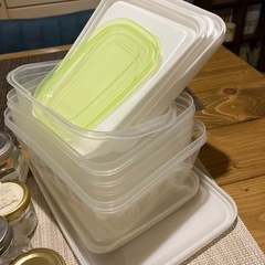 ビン類、タッパーの画像