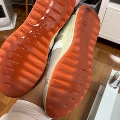 グレー ローカット スニーカーの画像