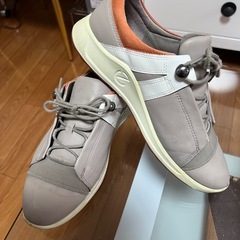 グレー ローカット スニーカーの画像