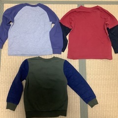 130センチ　秋冬服 トレーナー　長袖Tシャツの画像