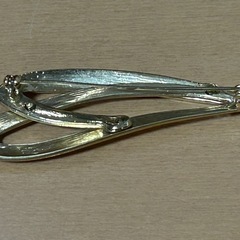 ブローチ(金属、金色)の画像