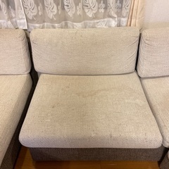 ベージュとブラウンのソファの画像