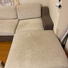 ベージュとブラウンのソファの画像