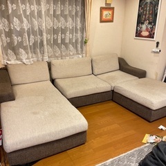 ベージュとブラウンのソファの画像