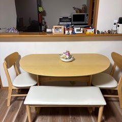 ダイニングテーブルの画像