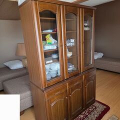 食器棚と中の食器あげます。の画像