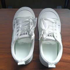 新品 22.5cm レディース スニーカー ホワイト シューズ 靴 カジュアル 識別番号:(960-Z)の画像