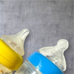 プラスチック哺乳瓶2本&ミルクケースセットの画像