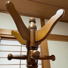 【木製コートハンガー / 彫刻入り】（熊本市内引き取り）の画像