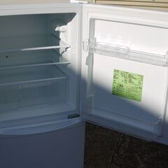 美品 アイリスオーヤマ 冷蔵庫 IRSD-14A-W 142L 2023年 幅50cm 2ドア 右開き 直冷式 BIG冷凍室 動作品の画像