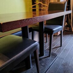 居酒屋で使用したテーブルと椅子です。の画像