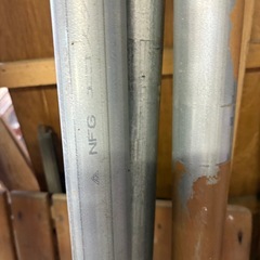 建築資材まとめ売り（足場パイプ・クランプ28個・銅製ベース4本・締め具セット）引き取り限定の画像