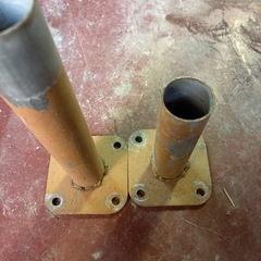 建築資材まとめ売り（足場パイプ・クランプ28個・銅製ベース4本・締め具セット）引き取り限定の画像