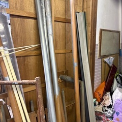 建築資材まとめ売り（足場パイプ・クランプ28個・銅製ベース4本・締め具セット）引き取り限定の画像